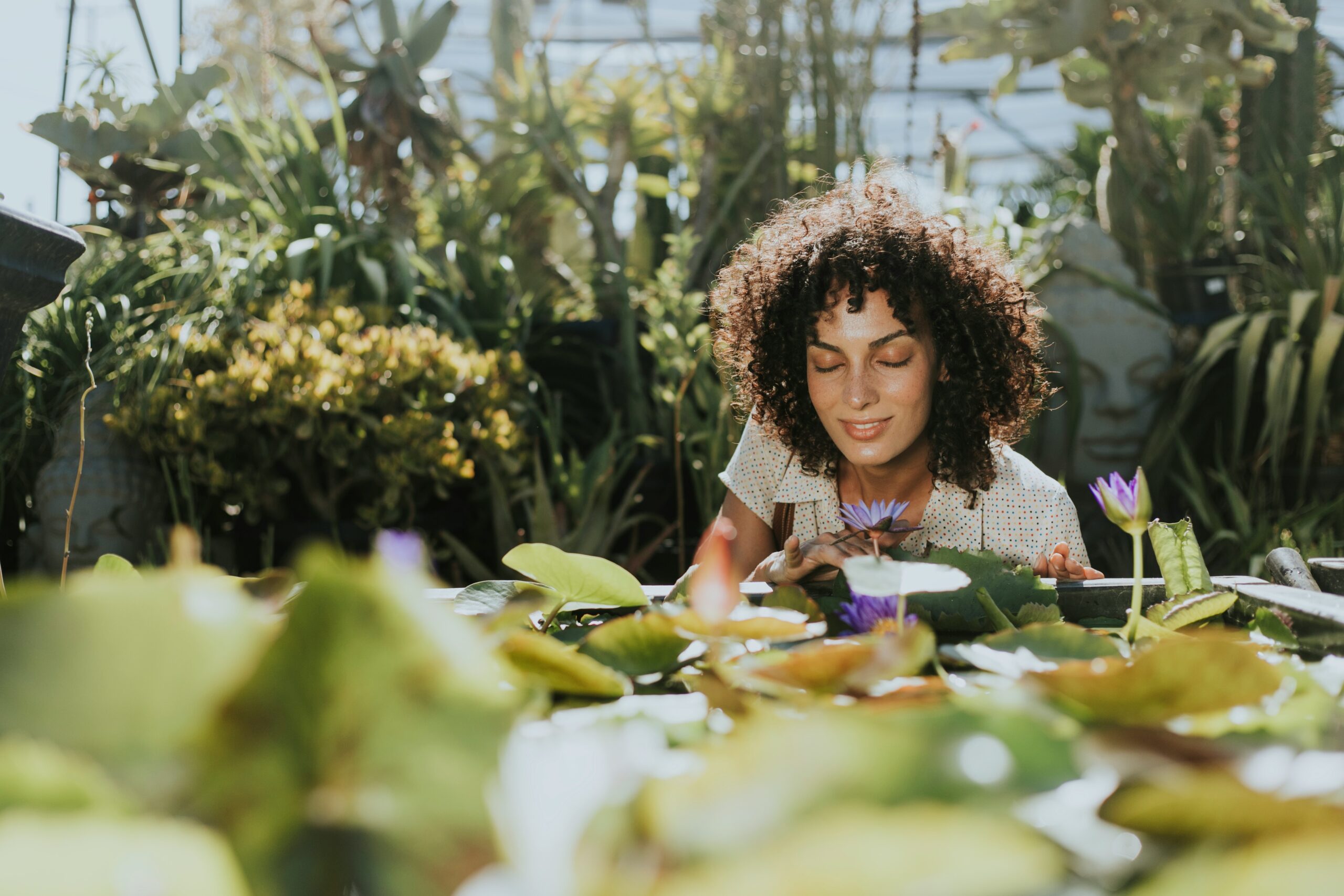 Jardin des Plantes in Paris — gardens, greenhouses, and a calm local stroll Tree-lined paths and seasonal flowerbeds in Jardin des Plantes, Paris