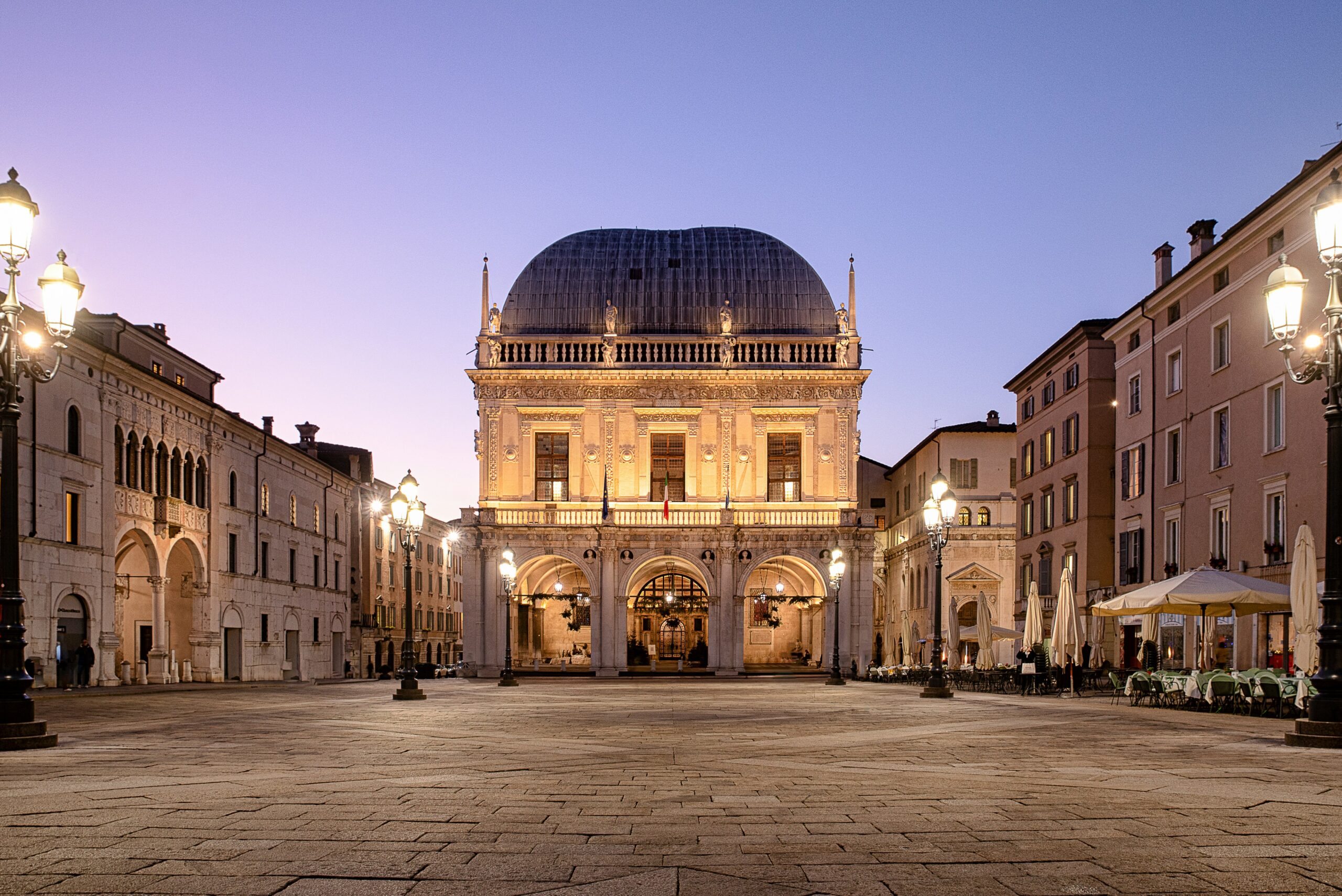 Twilight view of a historic Florence piazza near the Uffizi Gallery, Italy