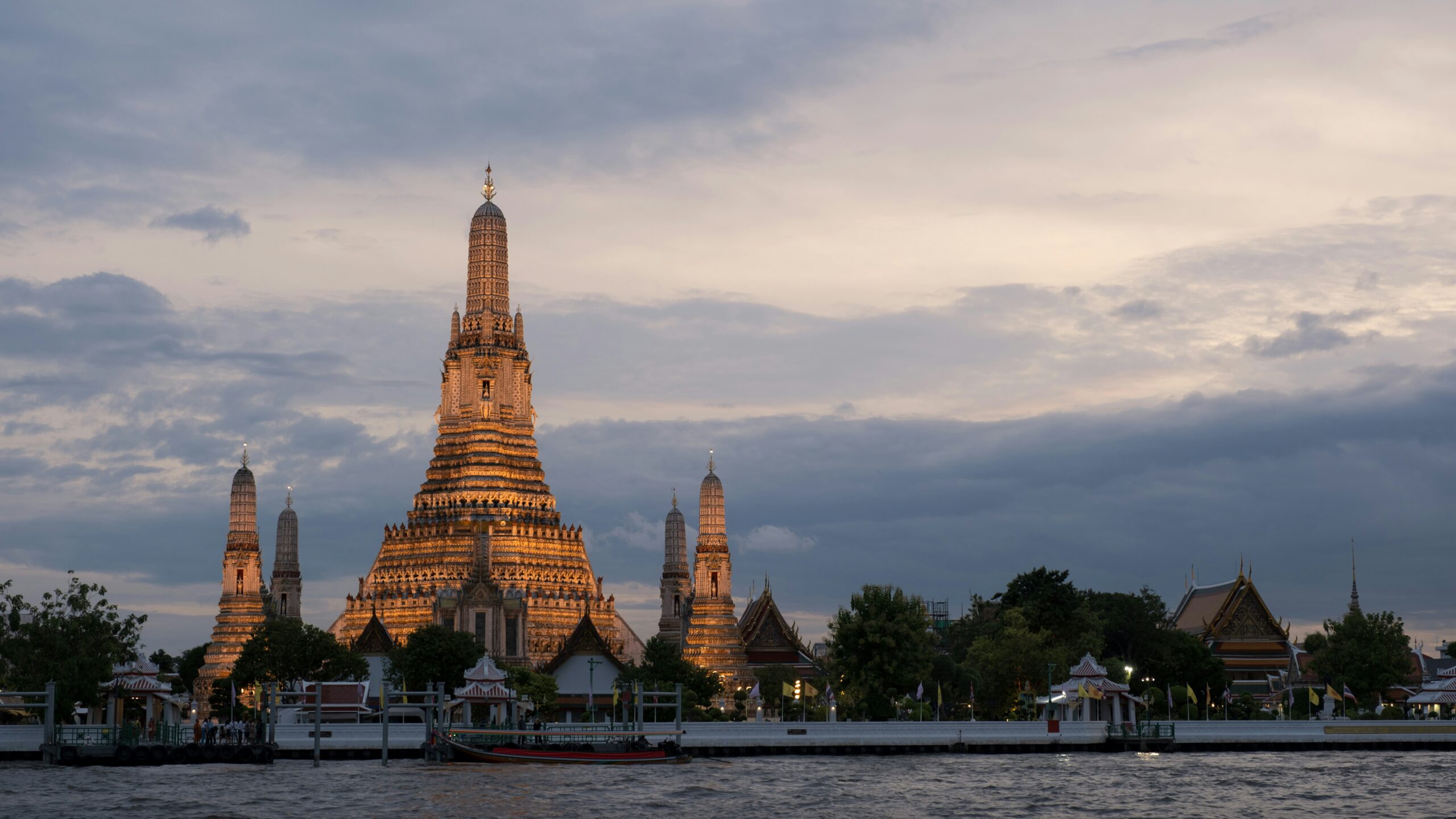 Thailand Visa Guide Wat Arun temple Bangkok landmark travel destination Thailand entry preparation context